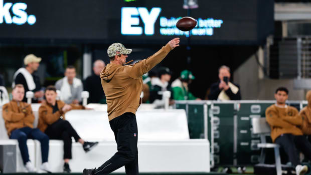 El mariscal de campo lesionado Aaron Rodgers no volverá a jugar esta temporada